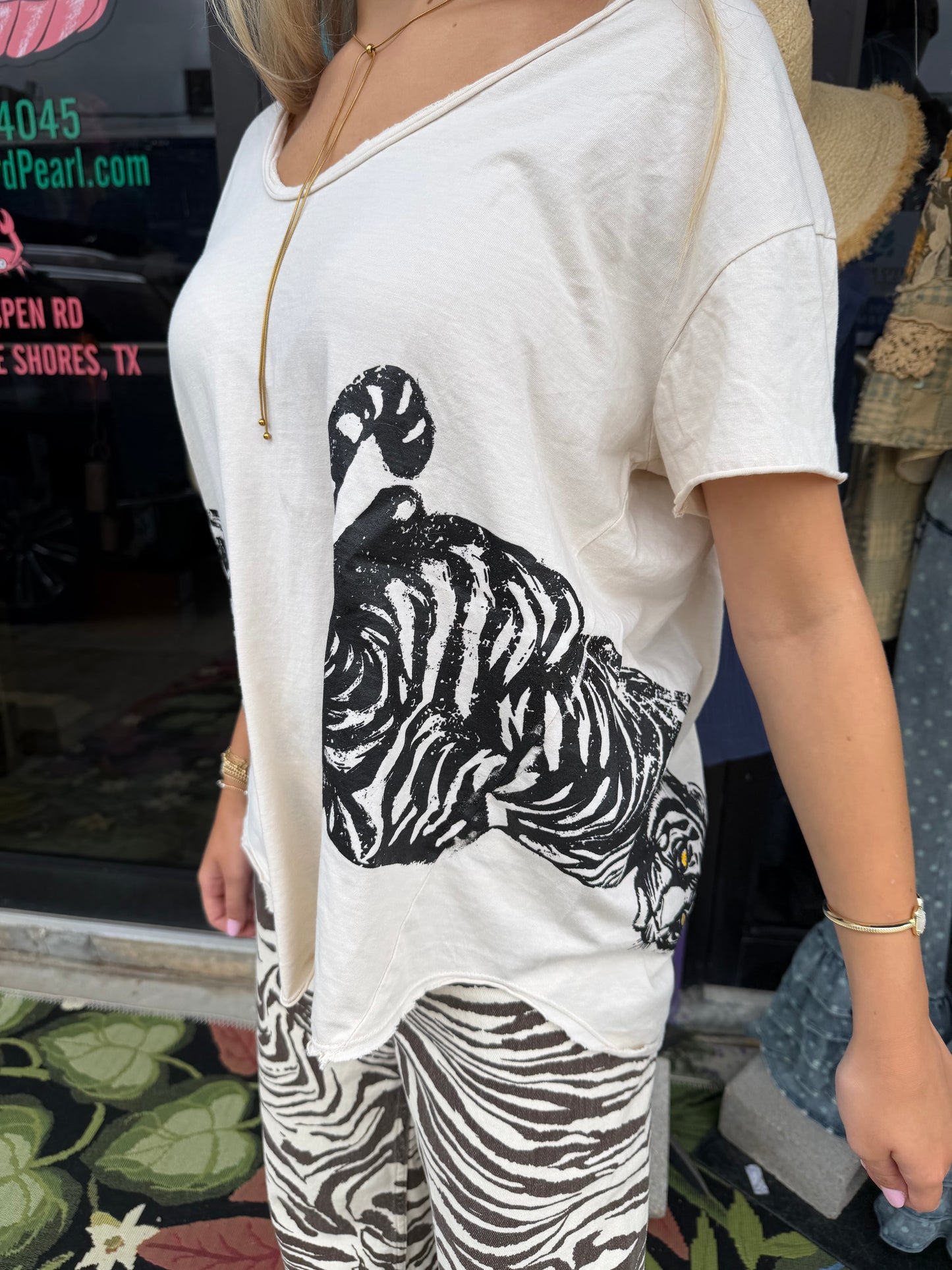 Beige t-shirt w black tiger