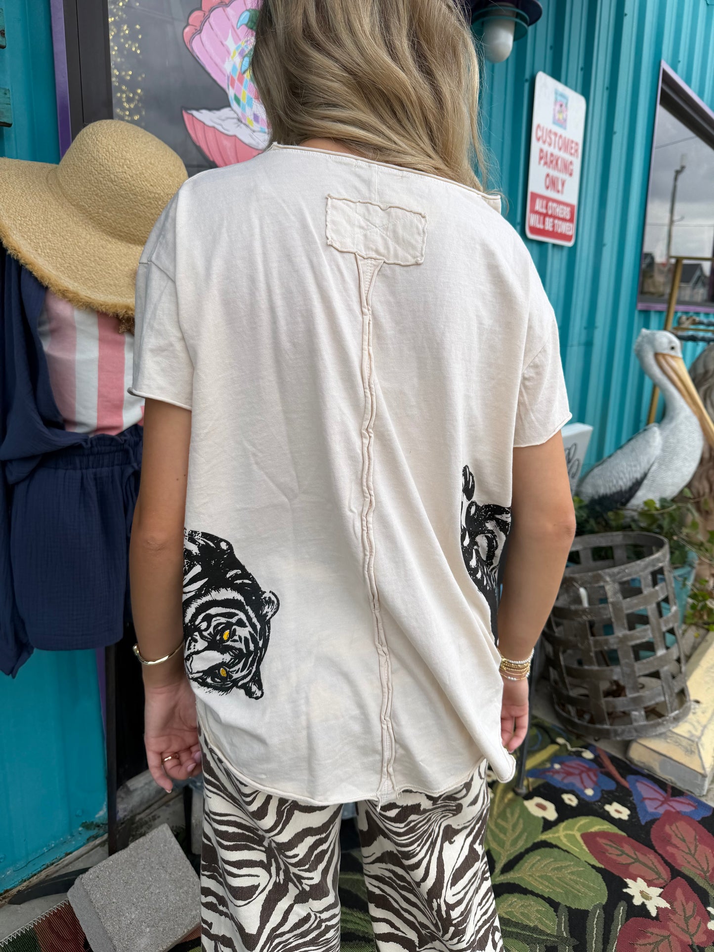 Beige t-shirt w black tiger