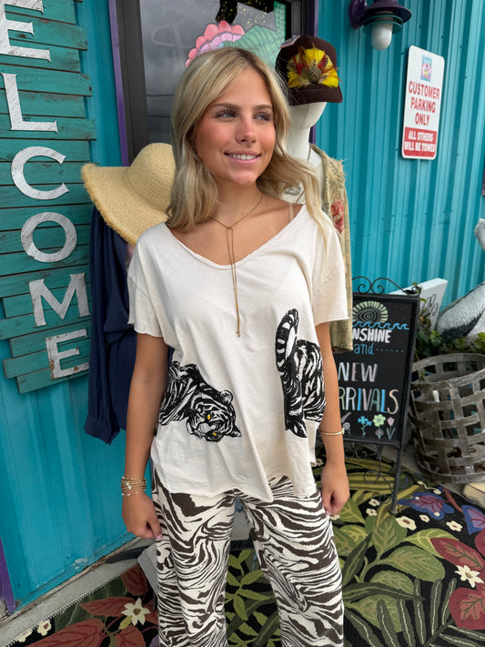 Beige t-shirt w black tiger