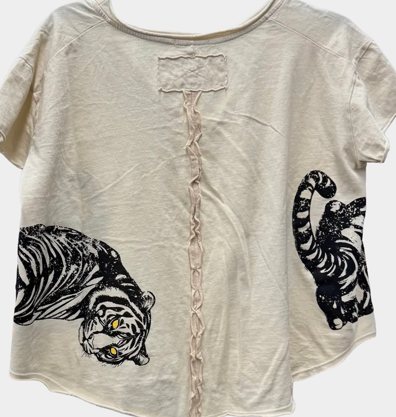 Beige t-shirt w black tiger