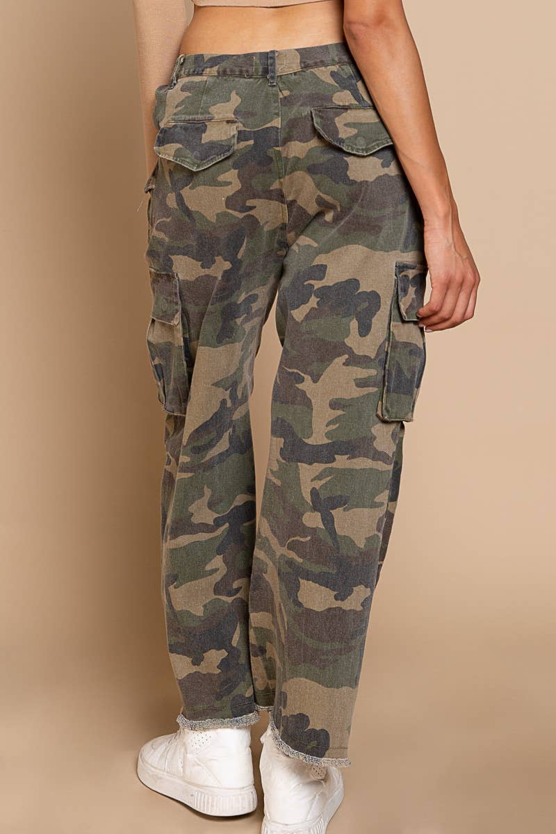 Camo print pockets boyfriend pants