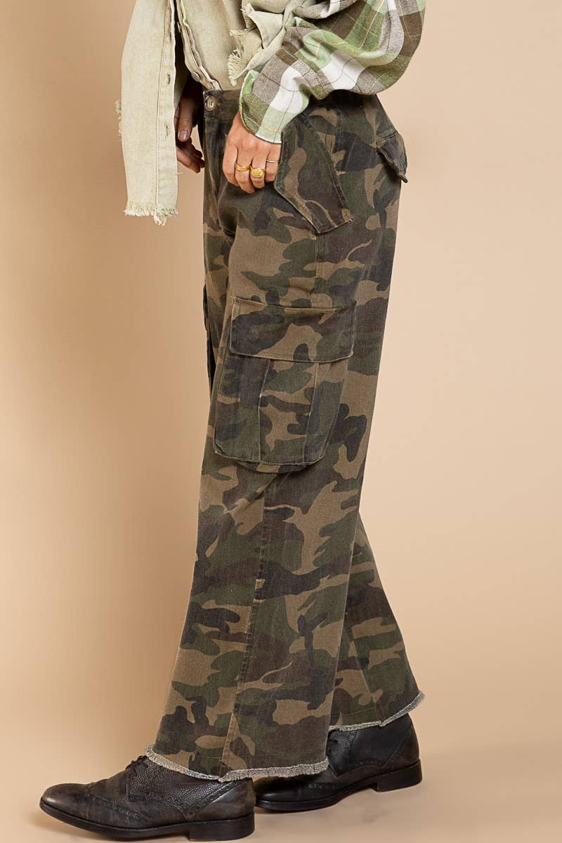 Camo print pockets boyfriend pants