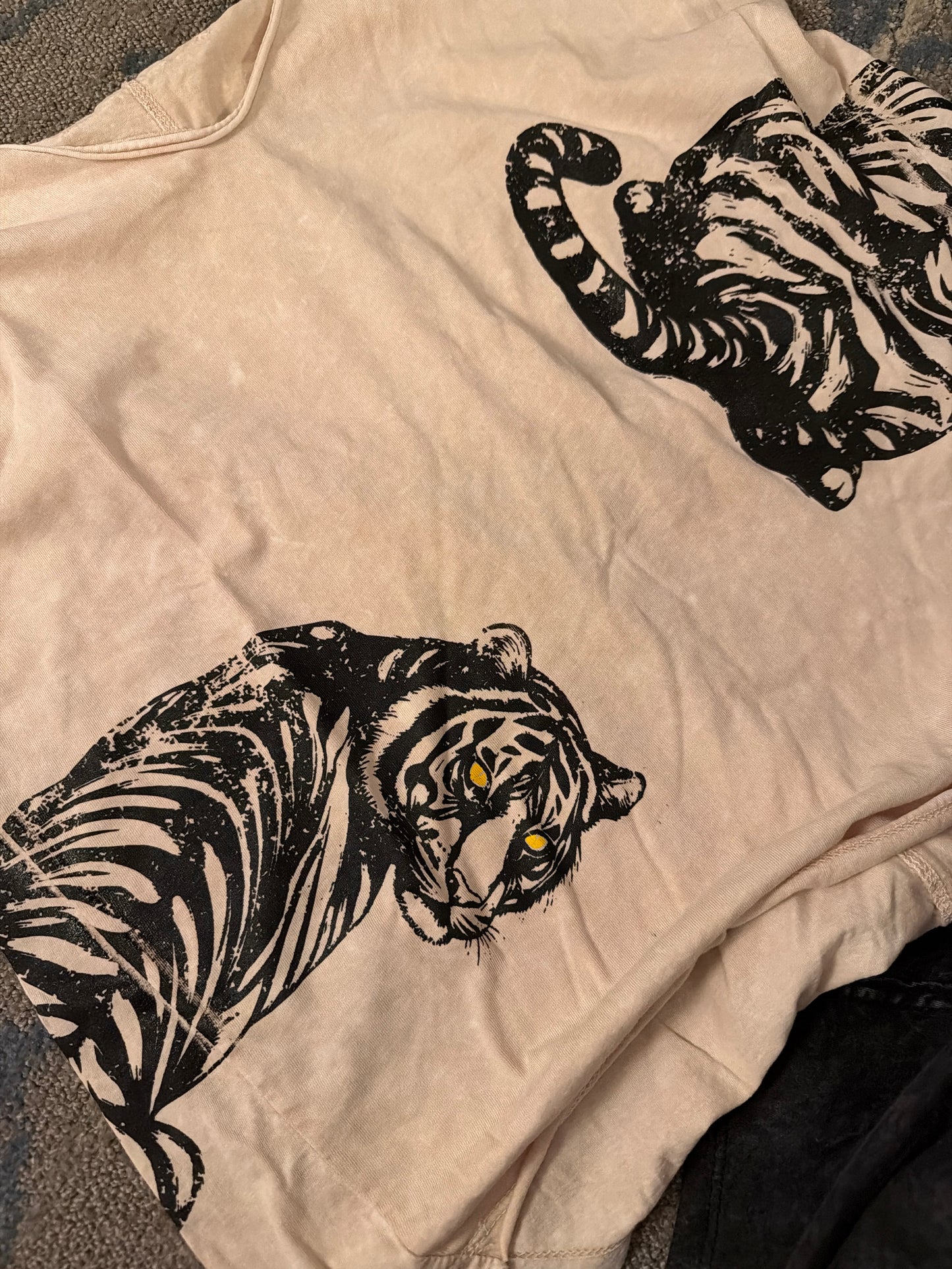 Beige t-shirt w black tiger