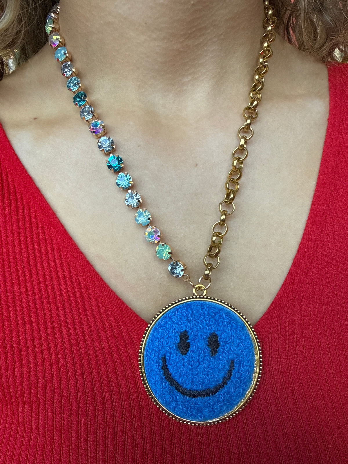 Dark blue and blue gem smile necklace