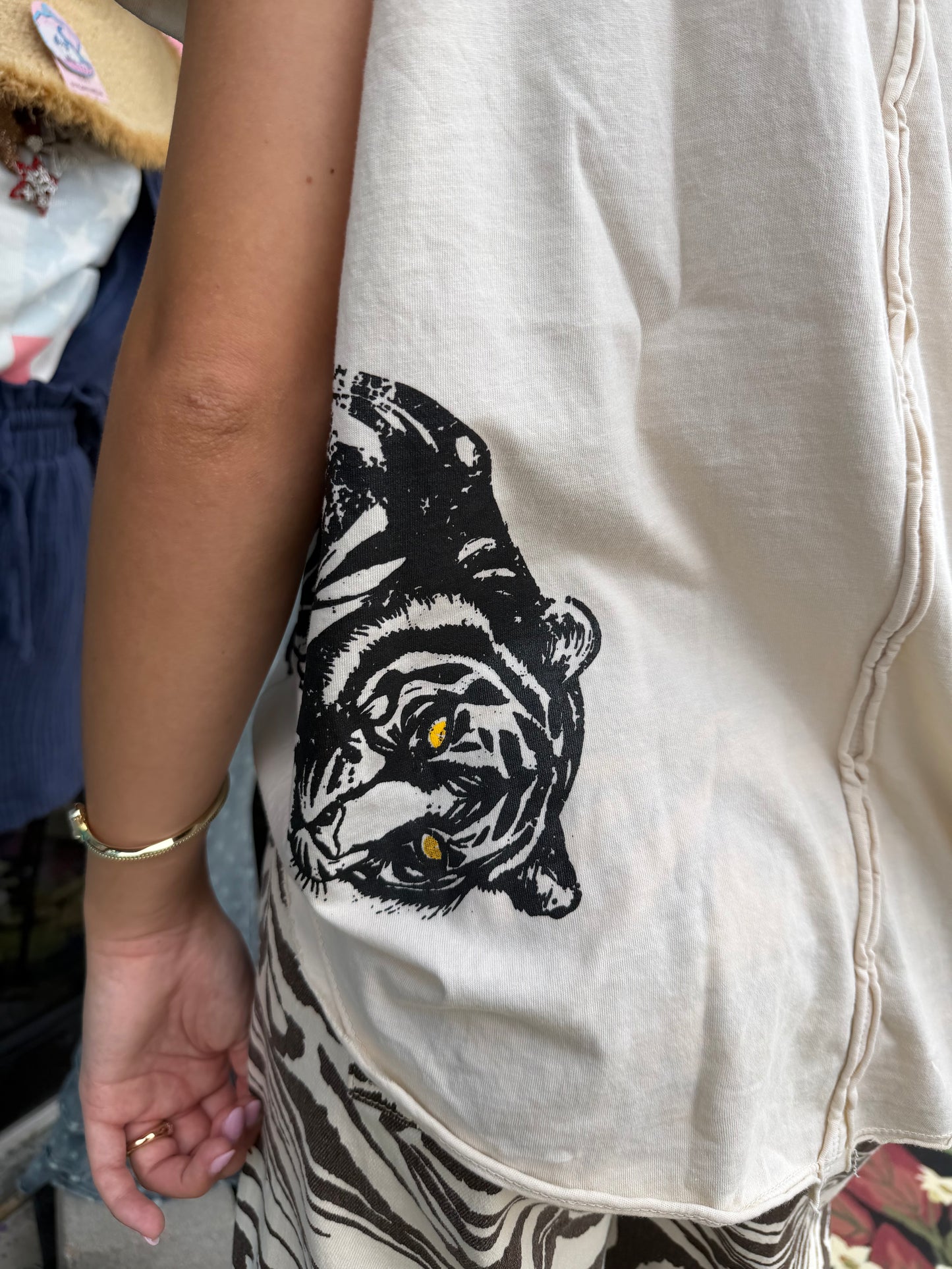 Beige t-shirt w black tiger