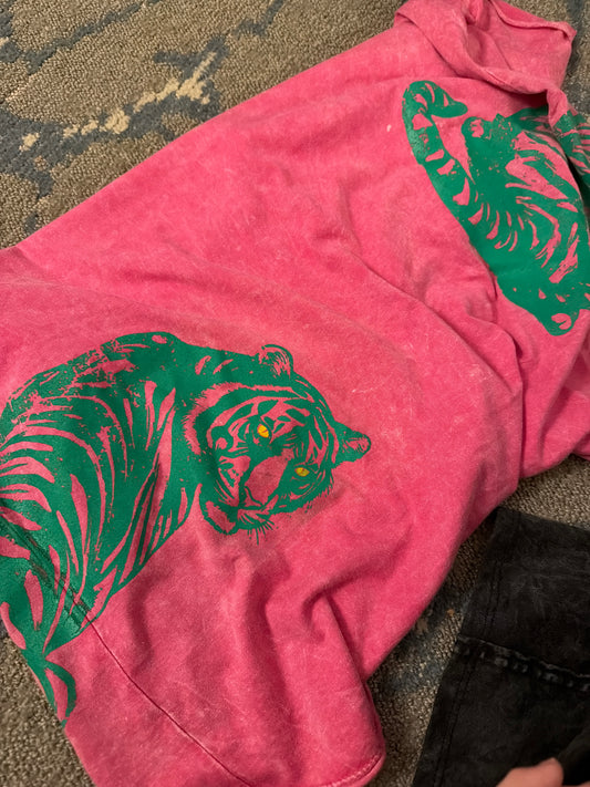 Pink t-shirt w green tiger