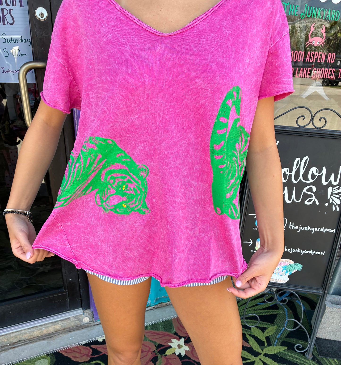 PINK T-SHRT WITH GREEN TIGER