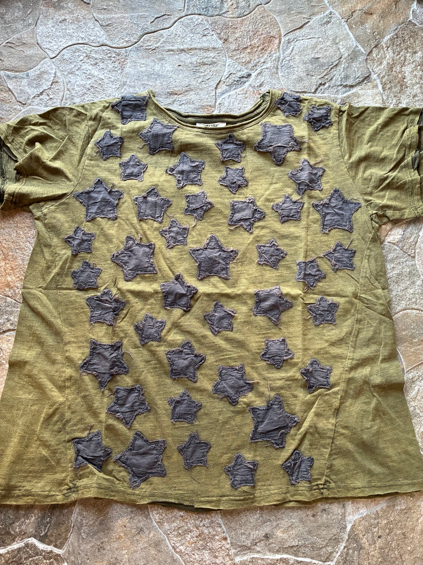 OLIVE STAR T-SHIRT