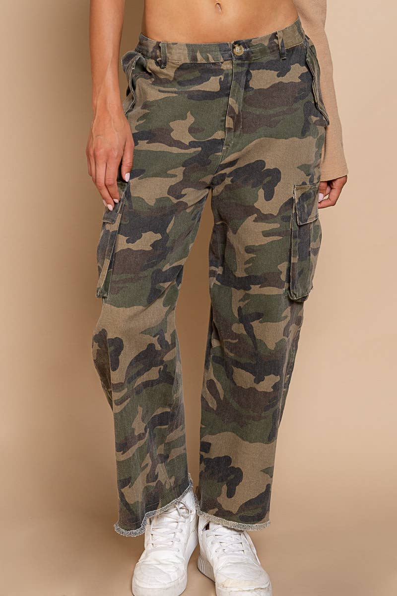 Camo print pockets boyfriend pants